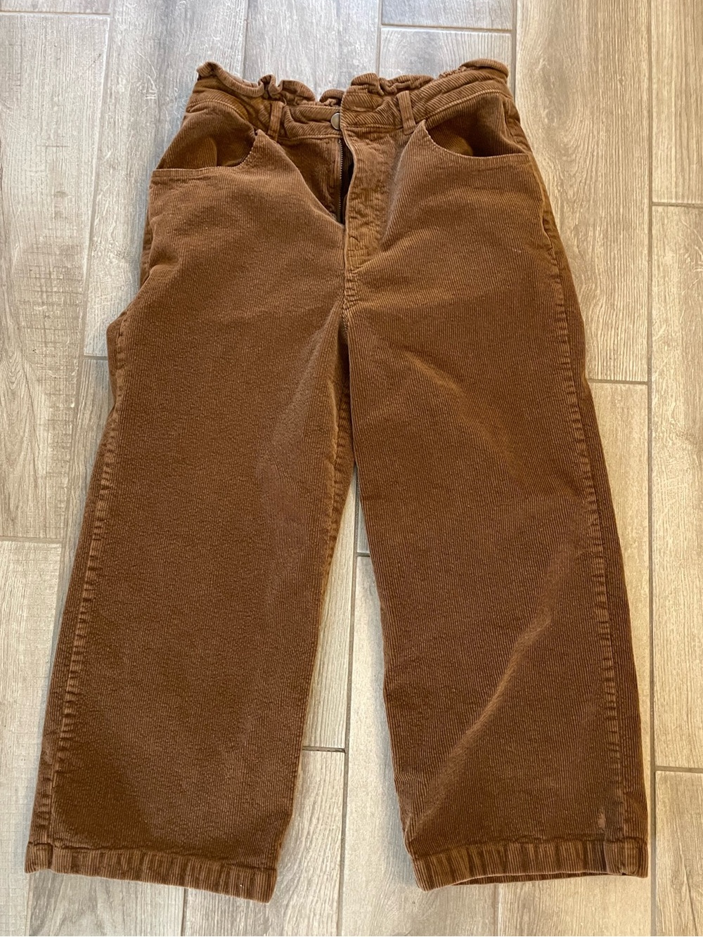 TGLA Corduroy brown pants
Sz M,cropped,elastic waist n back
High waisted